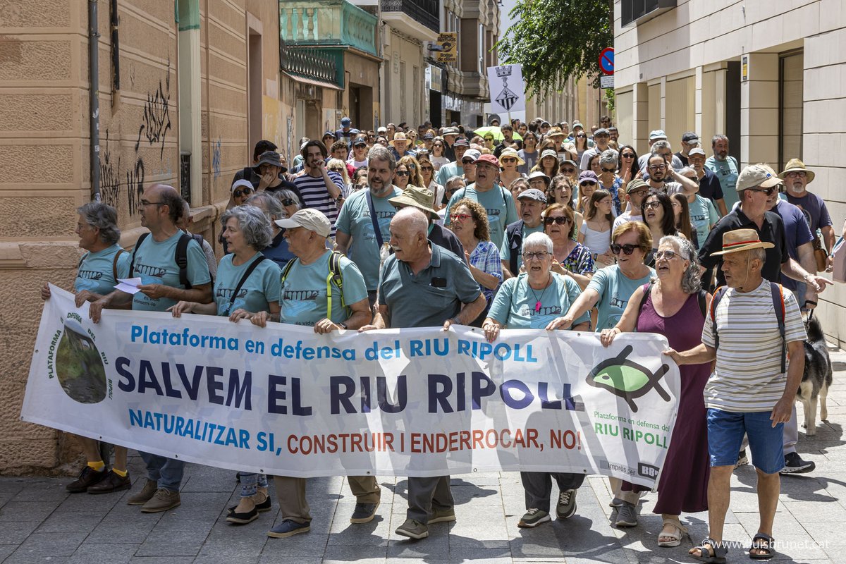 lluisbrunet's tweet photo. PSC, Juns i PP, a petició del Gremi d'Especuladors 
(anava a dir de Gremi Fabricants)! Han aprovat transformar el riu Ripoll en un polígon, amb centres comercials, magatzems, tallers, restaurants, locals d'oci, etc. i construir rotondes, nous vials,  aparcaments,... https://t.co/fGsx4wnjlw