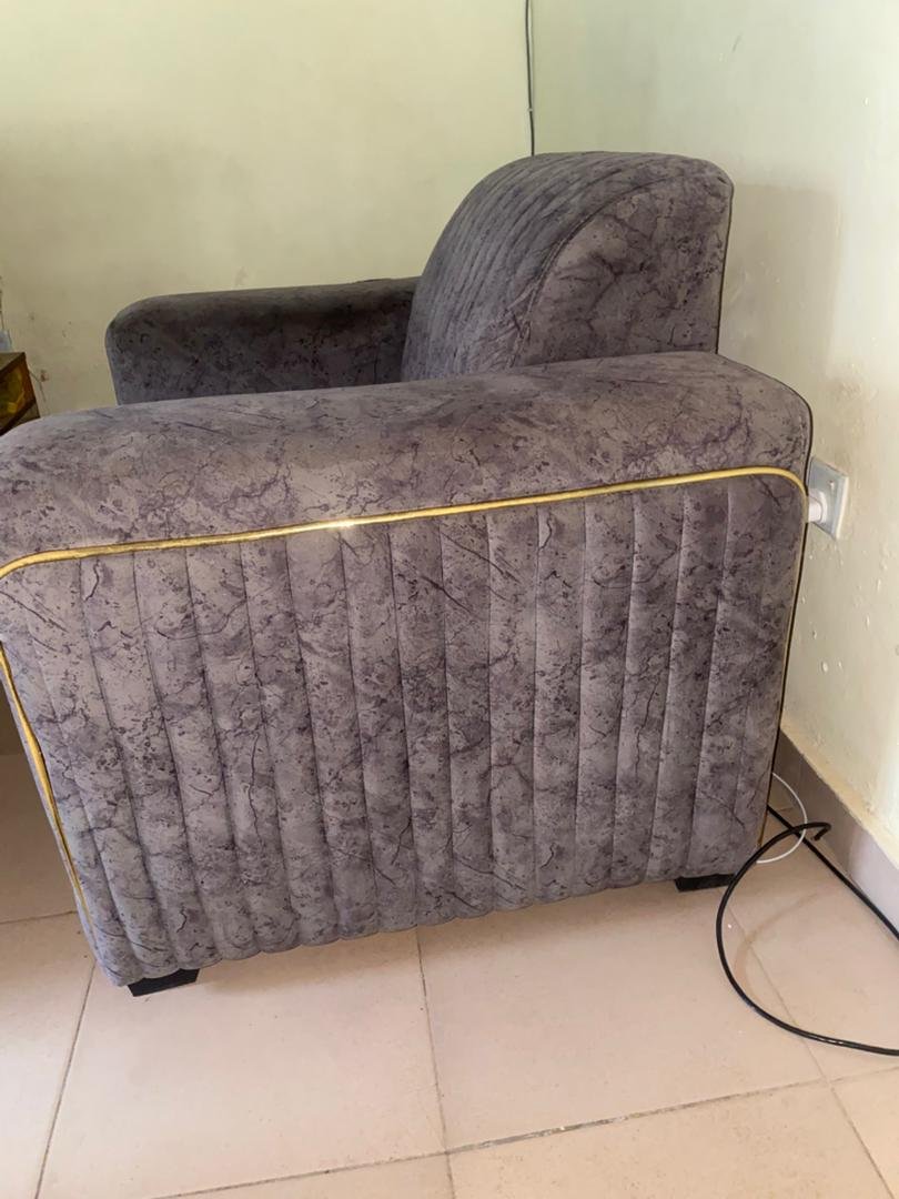 DeclutterbyGugu's tweet photo. ITEM: Used single couch

PRICE: 50k each
 
LOCATION: command , Lagos

DEFECT:NONE https://t.co/N8scrONpXP