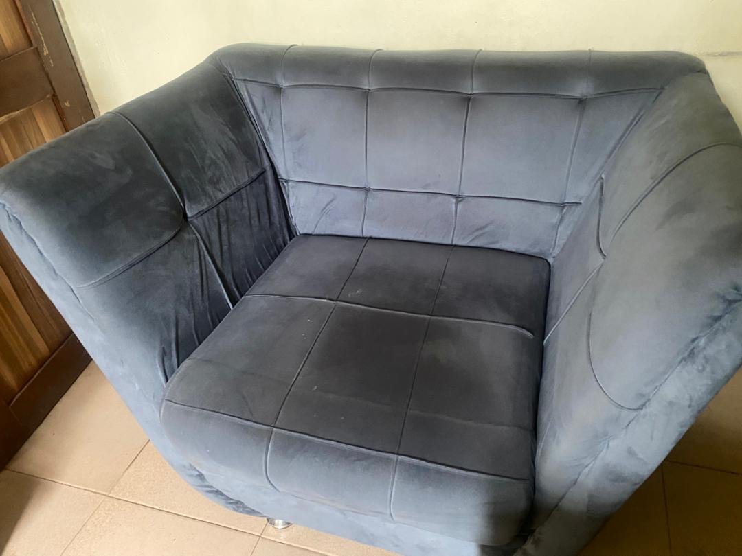 DeclutterbyGugu's tweet photo. ITEM: Used single couch

PRICE: 50k each
 
LOCATION: command , Lagos

DEFECT:NONE https://t.co/N8scrONpXP