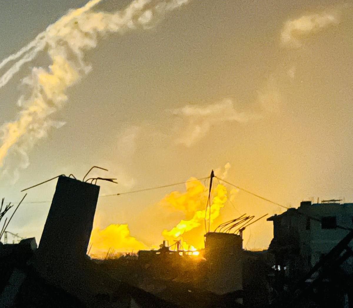 gazanotice's tweet photo. 🚨 BREAKING: Israeli forces are heavily firing smoke and illumination bombs southeast of the Bani Suheila roundabout in southern Gaza. The bombardment has sparked a fire in the area.