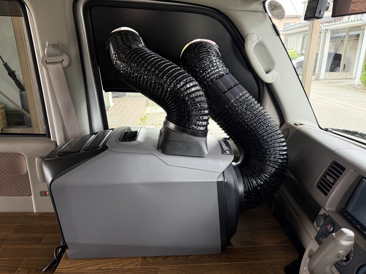 arofif_oyaji_b's tweet photo. EcoFlow WAVE 3用の窓パネルDIY後編です☺️
黒いアルミ複合板をカットして、吸気・排熱ダクト用の穴を2つ開け、エブリイDA64Vの助手席窓に仮装着してみました。
ダクト2本を通すと、一気にそれっぽいメカ感が出ました(笑)
#エブリイ #車中泊 #EcoFlowWAVE3
https://t.co/fnm1L4pyka https://t.co/3JDXH0tqmL
