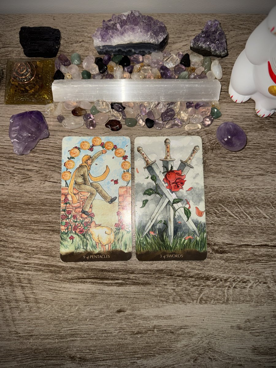 raftarot's tweet photo. tarot semanal ⋆˙
♑︎ capricórnio ⋆˙

os melhores dias de sua vida estão chegando cada vez mais perto, mas que o seu medo de prosseguir com algumas vontades está te deixando longe desses dias que prometem muito, desses dias que seriam incríveis se você abrisse a porta e caminhasse pra cada uma dessas vontades.

quando eu te digo que seus planos estão caminhando muito bem, já vem uma situação em sua mente? ok, agora junte toda vontade que você tem de fazer isso dar certo e prossiga, persista... porque realmente tem um potencial maravilhoso.

mas o maior problema aqui é que, por algum motivo, existe a possibilidade de você abandonar situações/ideias/caminhos por se culpar antecipadamente pela falha que ainda nem existe [e que talvez nem existiria se você prosseguisse e se esforçasse].

é a ansiedade de se culpar pelos cacos espalhados no chão sendo que nenhum prato quebrou ainda [e talvez nem quebre futuramente]. mas é esse medo que te impede de tentar, e a falta da tentativa já acaba sendo a pior falha.