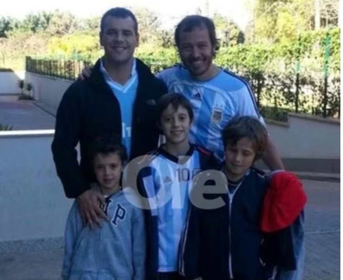 SpiderCarp23's tweet photo. Mirá lo que es esta foto de Santiago Beltrán, usando la camiseta de Messi en la Selección cuando era solo un niño. 

Hoy está compartiendo entrenamientos con Messi y debutó en la Selección Argentina, me emocioné https://t.co/6okMopFWD1