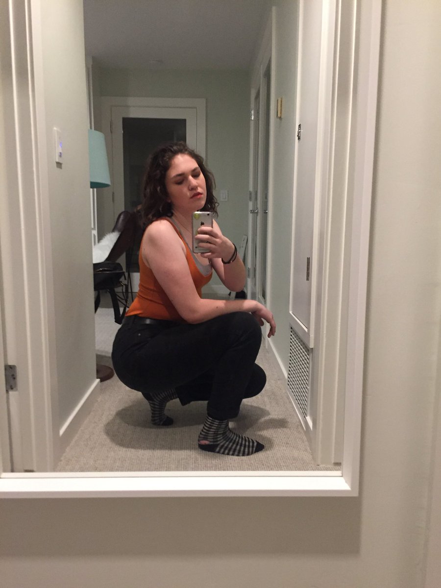 tigert0ts's tweet photo. still don’t know how to hold my phone https://t.co/jyLLmc0n25