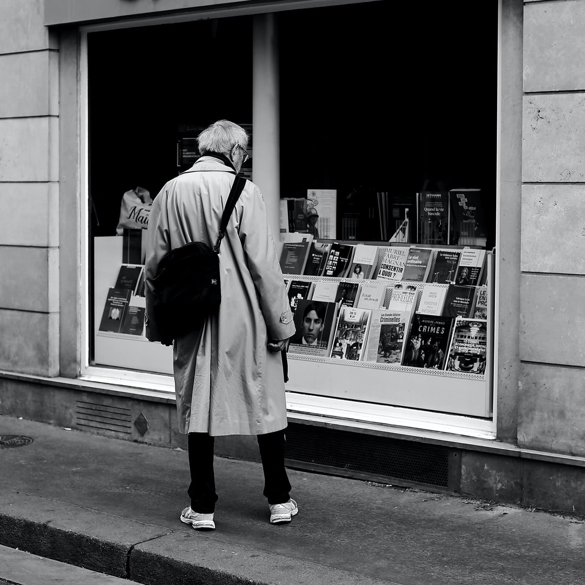 colinesss's tweet photo. In front of the books
#street #streetphotography #blackandwhite #Paris #pascalcolin #canon #50mm https://t.co/PfSYUtSr14