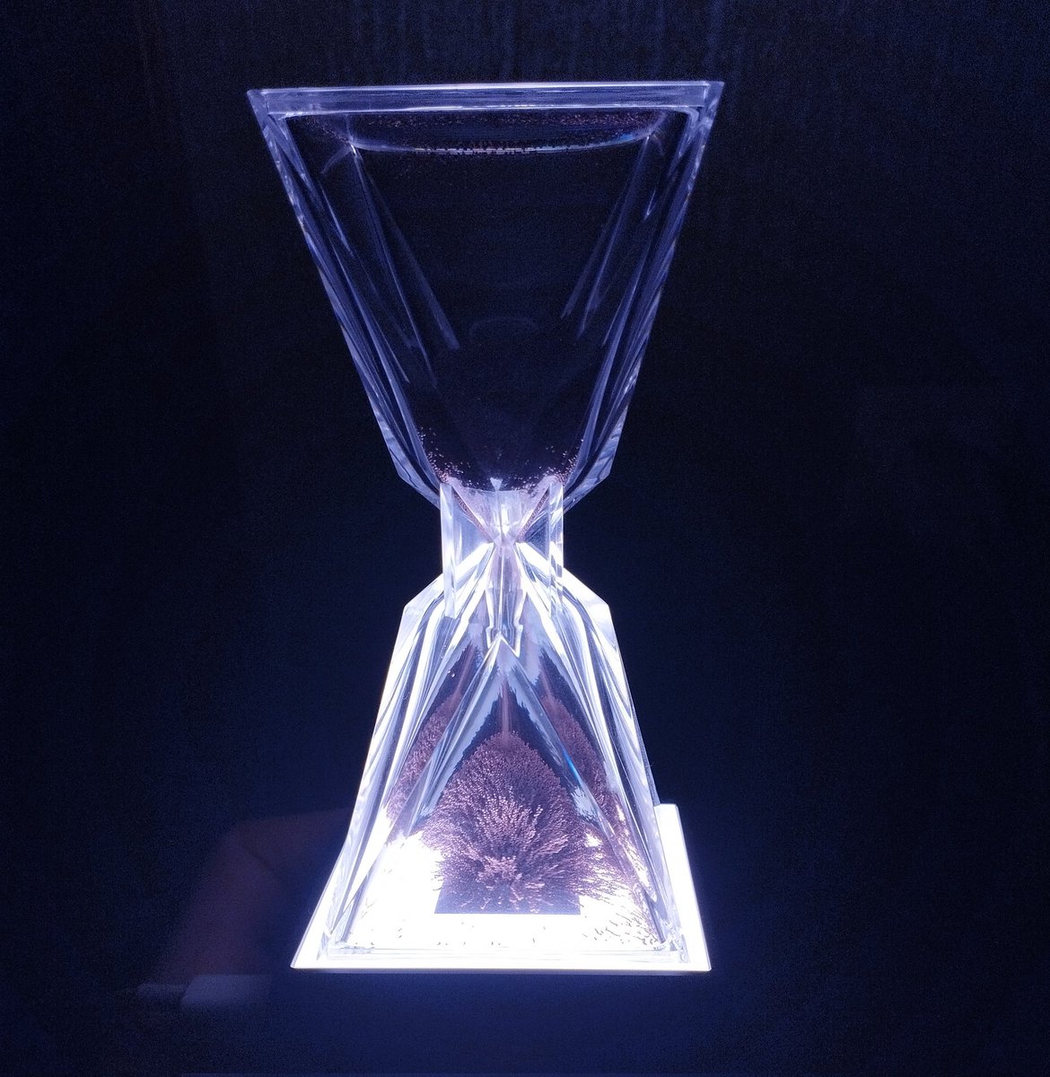 inidealdream's tweet photo. Лампа на самом деле просто красота, реально как песочные часы и розовым светит https://t.co/JPOcTAaeck