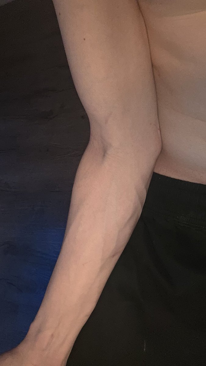 Slimguy2323's tweet photo. My arms are so vainy and my cock ☺️😏 https://t.co/TuecRDoulK