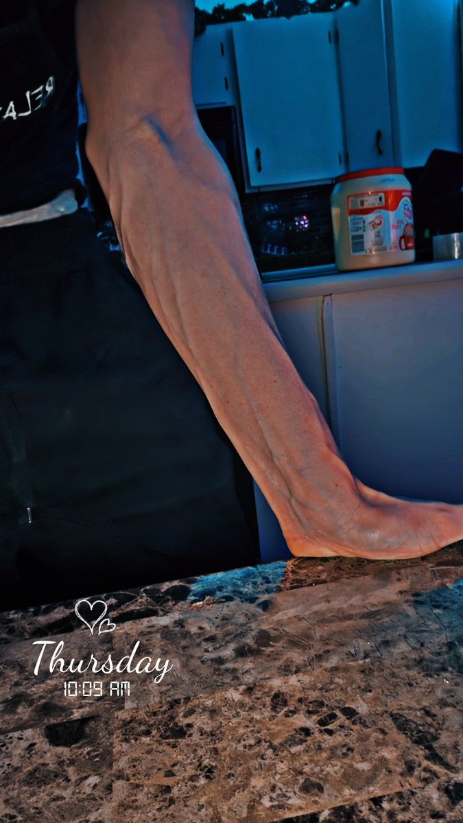 Slimguy2323's tweet photo. My arms are so vainy and my cock ☺️😏 https://t.co/TuecRDoulK
