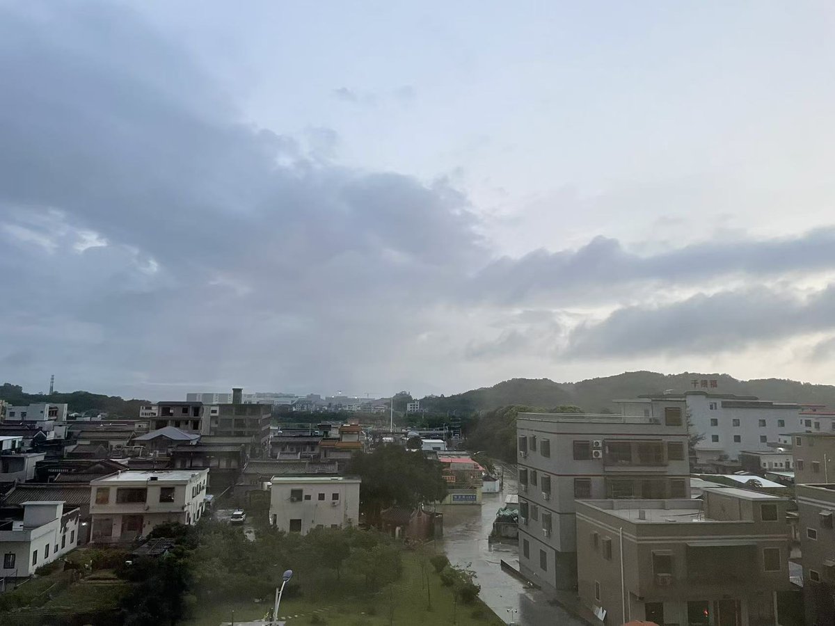canflychat's tweet photo. 早安，世界。

新的一天不是简单重复昨天，而是又一次重新整理注意力的机会。

你醒来的第一件事，决定了今天的方向。是把大脑交给消息、短视频和别人的生活，还是先把自己带回自己的目标里。

生活不会自动变好。清晰感也不会凭空出现。

你必须主动创造秩序。

读几页书，写几句话，动一动身体，做一件真正重要但一直拖延的事。

别急着证明什么。

先把今天过得更清醒一点。