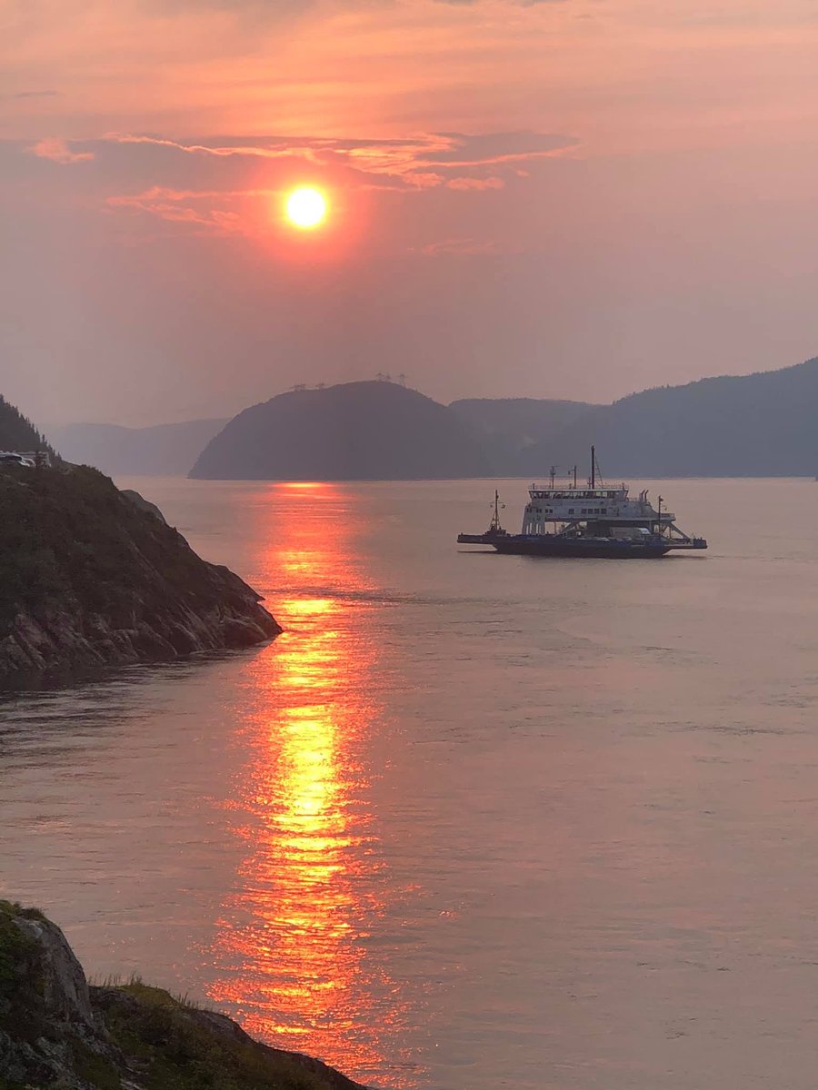 simontremblay81's tweet photo. Coucher du soleil et traversier, Fjord Rivière Saguenay... #BeautéduQuébec
Titre et crédit photo: Bertha Rodelo (août 2021)
Source : Chez nous au Québec https://t.co/Wz3ipNBYlM