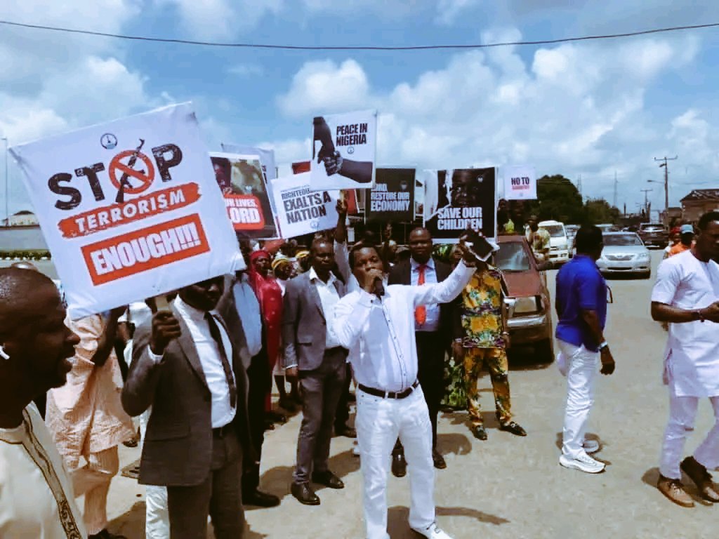 Jojooflele_'s tweet photo. Report from a Ratel member in Akure says;
 
The General Overseer of “prayer center church of God” worldwide Prophet Samson Oluwamodede was seen leading a peaceful pr0test in Akure Today. 

But one church like that was busy here defending  their overseer on this platform 😂😂

God bless you, man of God. We need action not fasting & prayer on insecurity.
