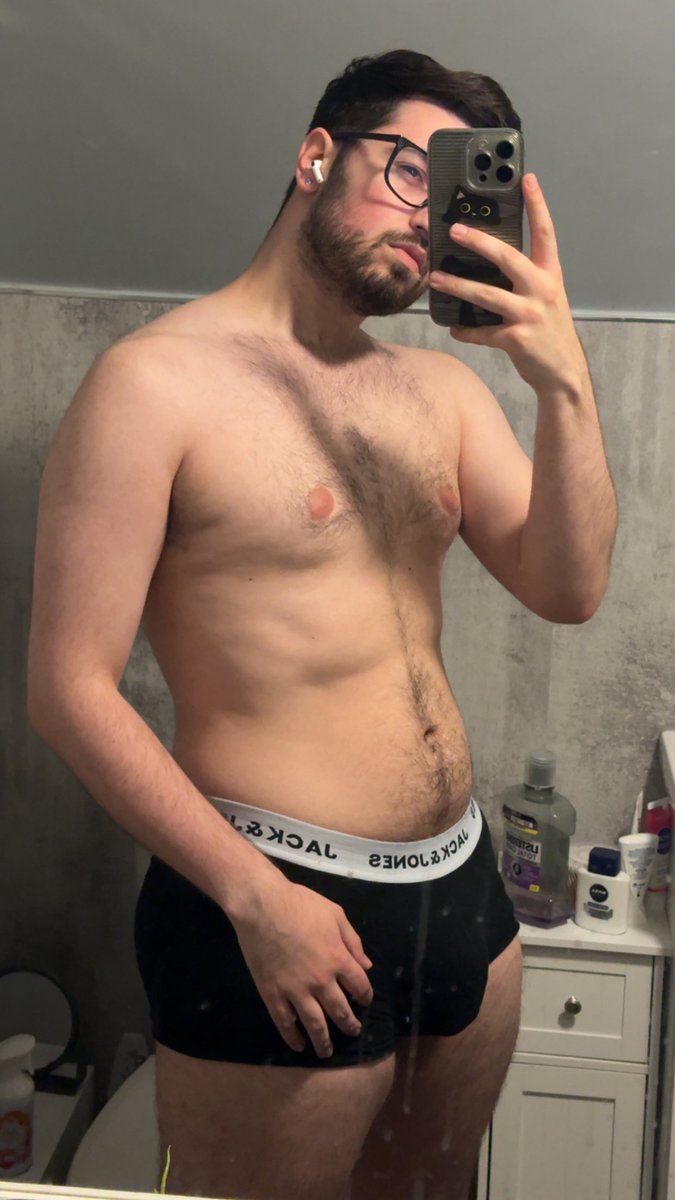JamieGS1098's tweet photo. Been a bit MIA recently, just keeping myself to myself; however, Happy Pride! 🏳️‍🌈🌈 https://t.co/pcOR3V4zx1