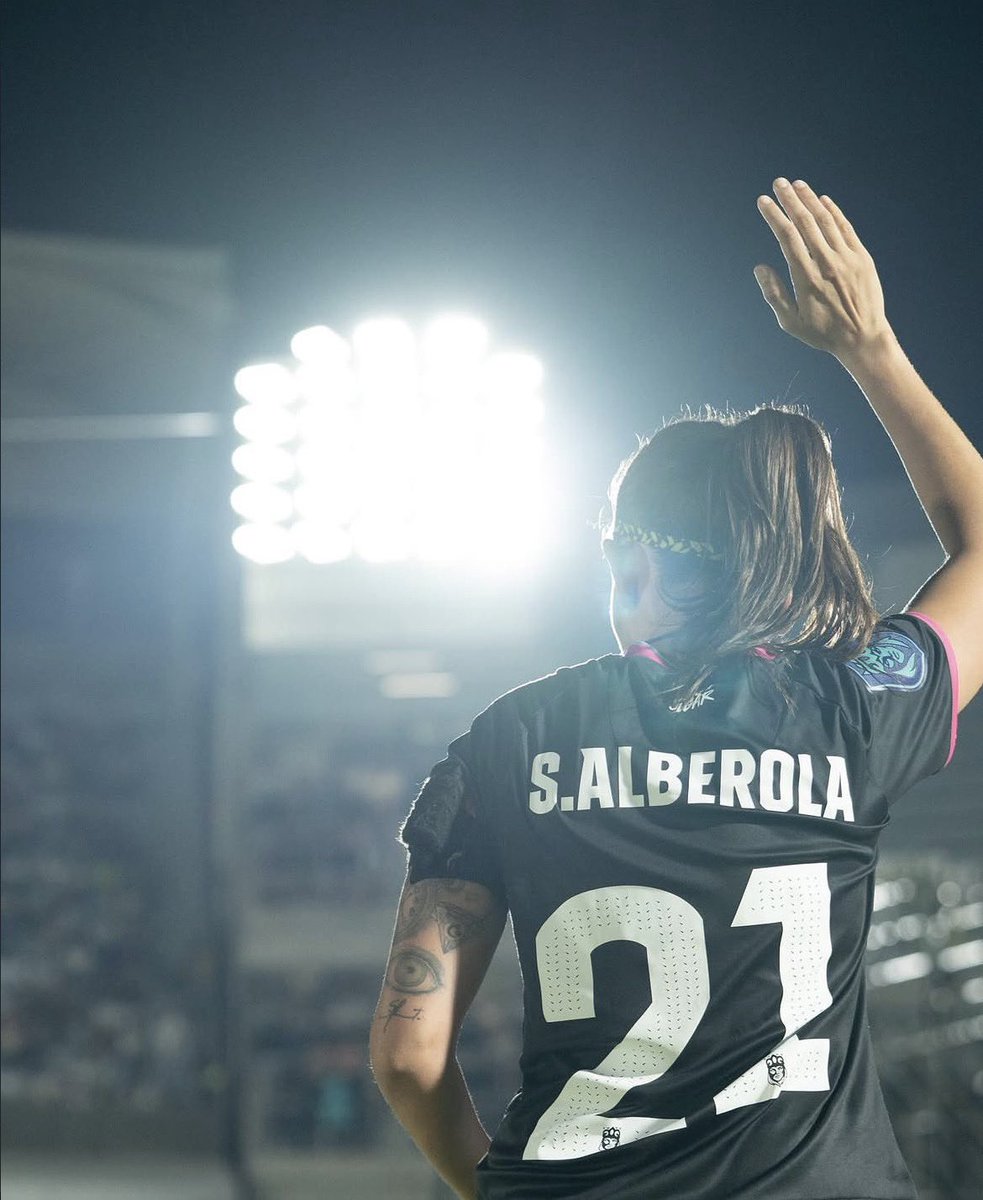 InfoKruFC's tweet photo. El futbol te debía una sandrita,
salud campeona! 🩷🖤🏆 
@sandraalberola6 https://t.co/4IaKEwRFHN