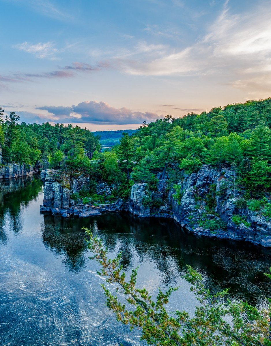 hikingview's tweet photo. St. Croix River gorge in border between Minnesota and Wisconsin, USA 🇺🇸 https://t.co/Qza88bmowS