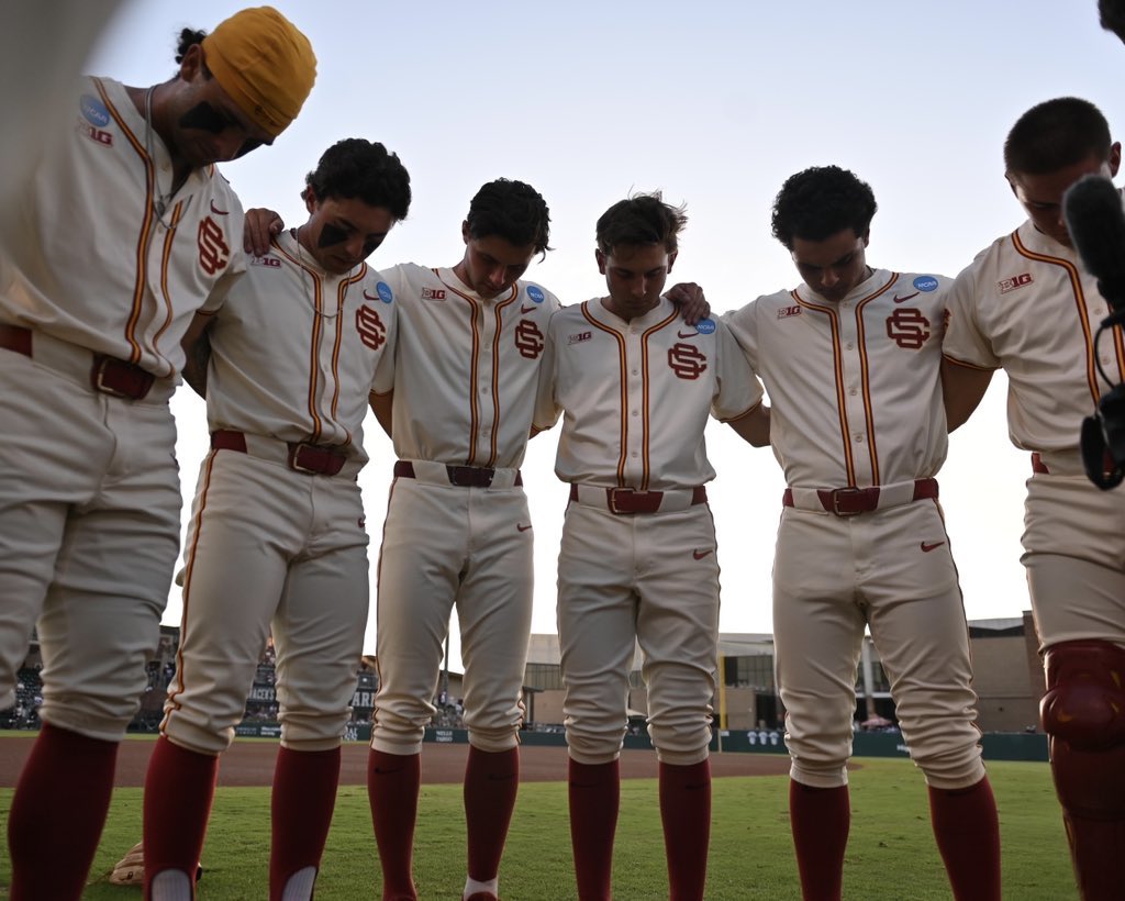 FightOnRusty's tweet photo. what a season for this squad ✌🏻thank you @USC_Baseball https://t.co/qh0fHGzr8W