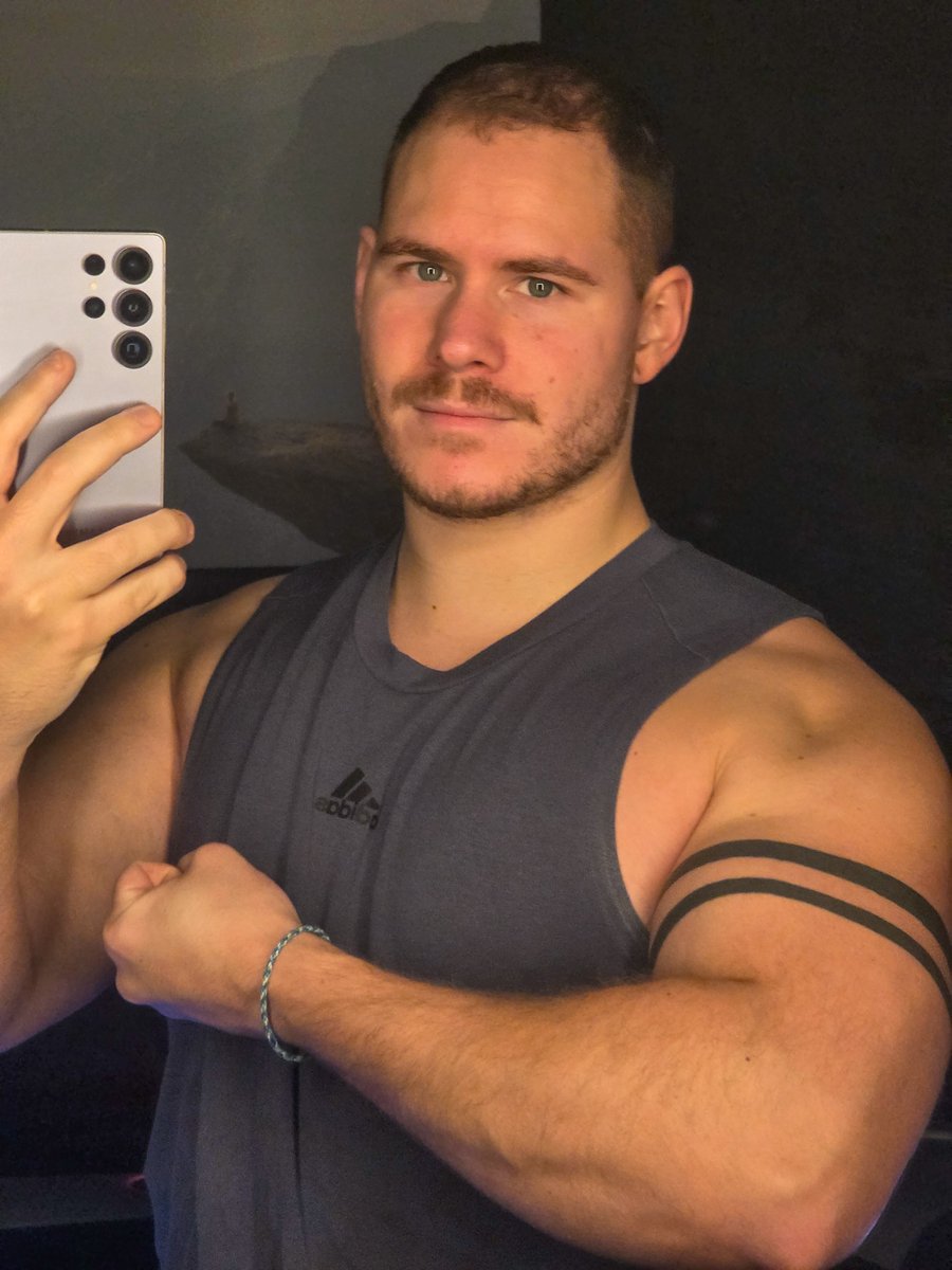 netfelixxx's tweet photo. Big boy, big biceps https://t.co/HO60ZaxlPF