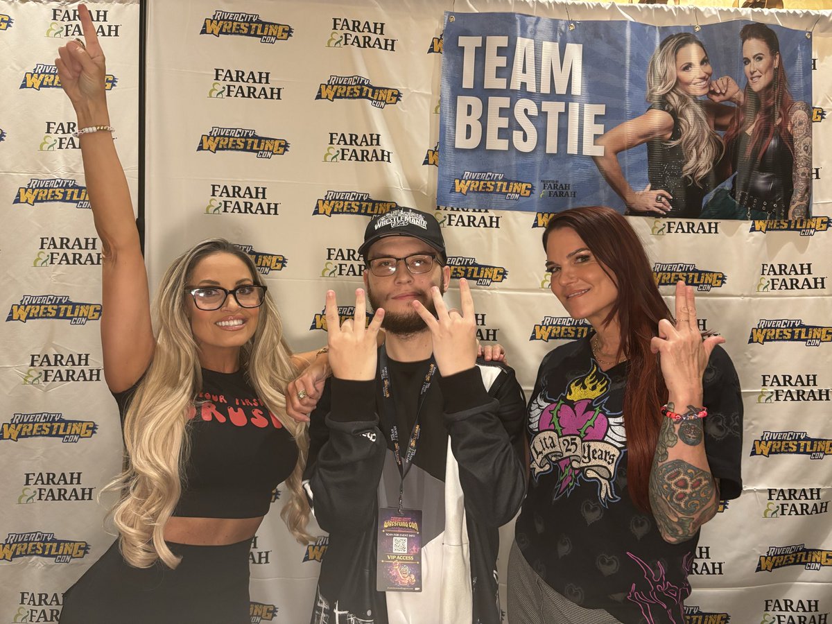 IAmTheStrong12's tweet photo. Amazing weekend at River City Wrestling Con! Truly, it’s a moment I will never forget.

P.S @itsBayleyWWE does this make me an honorary Damage CTRL member? https://t.co/qdoOkFC9p0