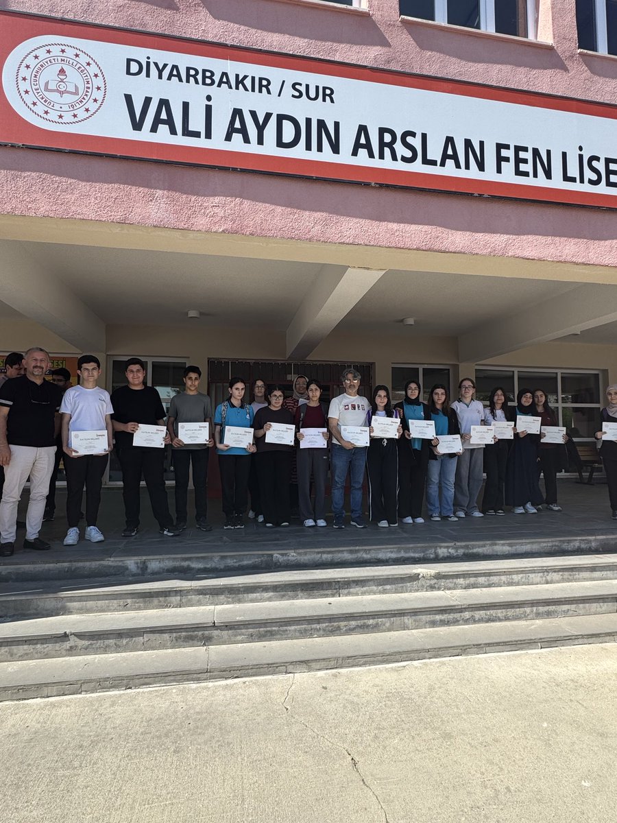 svaafl's tweet photo. Okulumuzda gerçekleştirilen TÜBİTAK projelerinde emeği geçen öğrencilerimize ve danışman öğretmenlerimize belgeleri takdim edildi. Tüm katılımcıları tebrik ediyoruz 👏

@vali_zorluoglu 
@dbakirvalilik 
@sadoglu_salih 
@Diyarbakirmem 
@ErnezDemir
@SurMilliEgitim https://t.co/PNDpZgbBm6