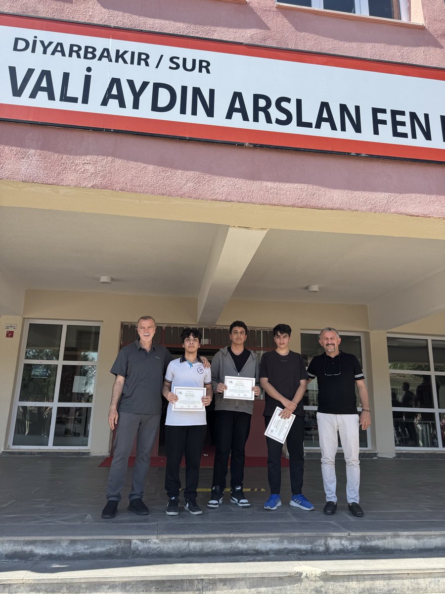 svaafl's tweet photo. Okulumuzda gerçekleştirilen TÜBİTAK projelerinde emeği geçen öğrencilerimize ve danışman öğretmenlerimize belgeleri takdim edildi. Tüm katılımcıları tebrik ediyoruz 👏

@vali_zorluoglu 
@dbakirvalilik 
@sadoglu_salih 
@Diyarbakirmem 
@ErnezDemir
@SurMilliEgitim https://t.co/PNDpZgbBm6