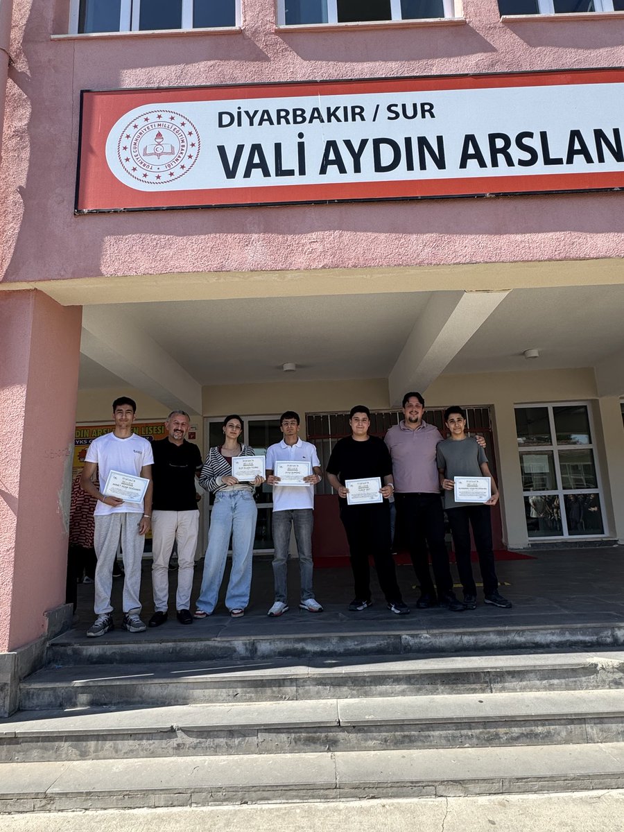 svaafl's tweet photo. Okulumuzda gerçekleştirilen TÜBİTAK projelerinde emeği geçen öğrencilerimize ve danışman öğretmenlerimize belgeleri takdim edildi. Tüm katılımcıları tebrik ediyoruz 👏

@vali_zorluoglu 
@dbakirvalilik 
@sadoglu_salih 
@Diyarbakirmem 
@ErnezDemir
@SurMilliEgitim https://t.co/PNDpZgbBm6