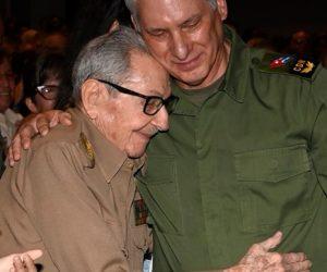 IzquierdoAlons1's tweet photo. Raúl, al igual que Fidel, es también insustituible y tiene ganado en el corazón de esta nación un lugar muy especial por su trayectoria ejemplar, por la coherencia de sus ideas y sus batallas y porque es un pilar de este bastión de dignidad y justicia que sigue siendo Cuba. https://t.co/0jrF5Pehyp