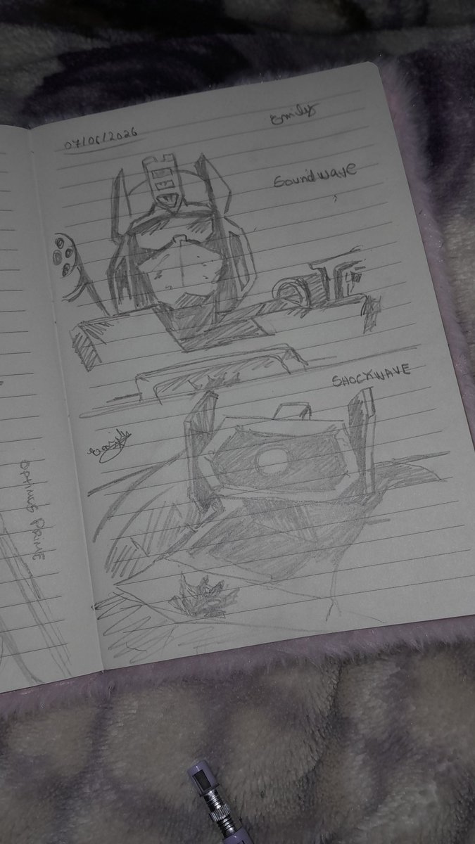 cozer_e's tweet photo. Os desenhos que eu fiz hoje. Acho que só tenho jeito desenhando eles na mão mesmo, eu não estou conseguindo no digital kkk 😅🥲
#Transformers #megatron #optimusprime #orionpax #soundwave #Shockwave #grimlock

❤️ https://t.co/nQnWq7L3Xc