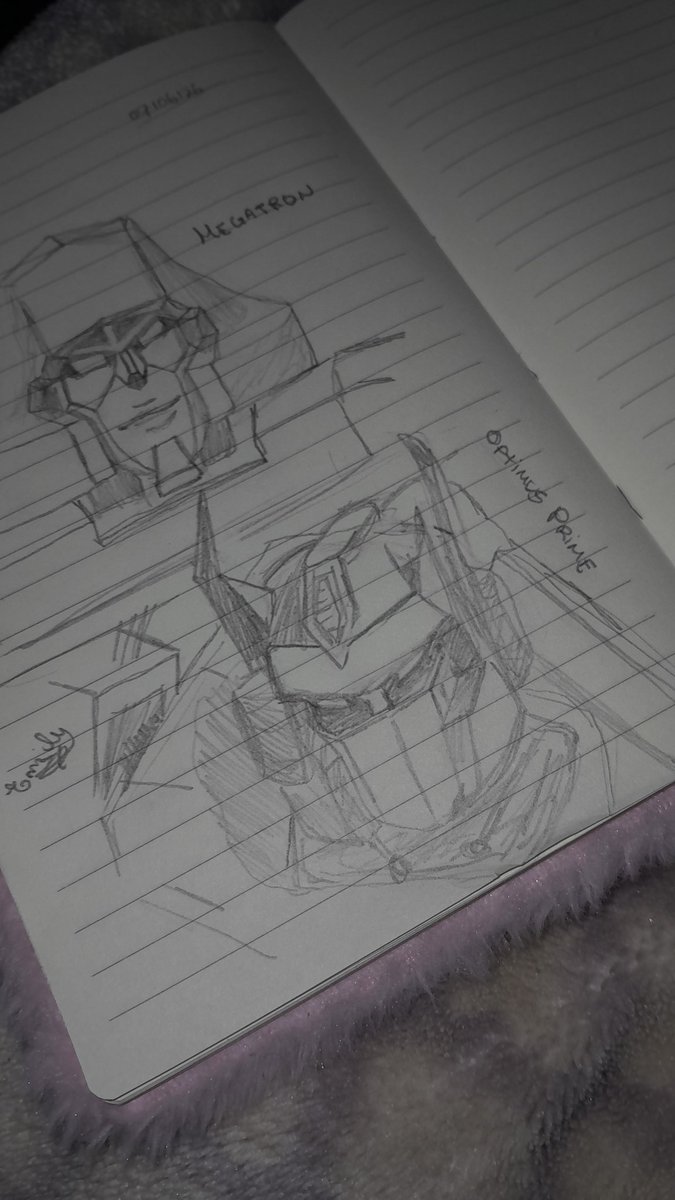cozer_e's tweet photo. Os desenhos que eu fiz hoje. Acho que só tenho jeito desenhando eles na mão mesmo, eu não estou conseguindo no digital kkk 😅🥲
#Transformers #megatron #optimusprime #orionpax #soundwave #Shockwave #grimlock

❤️ https://t.co/nQnWq7L3Xc