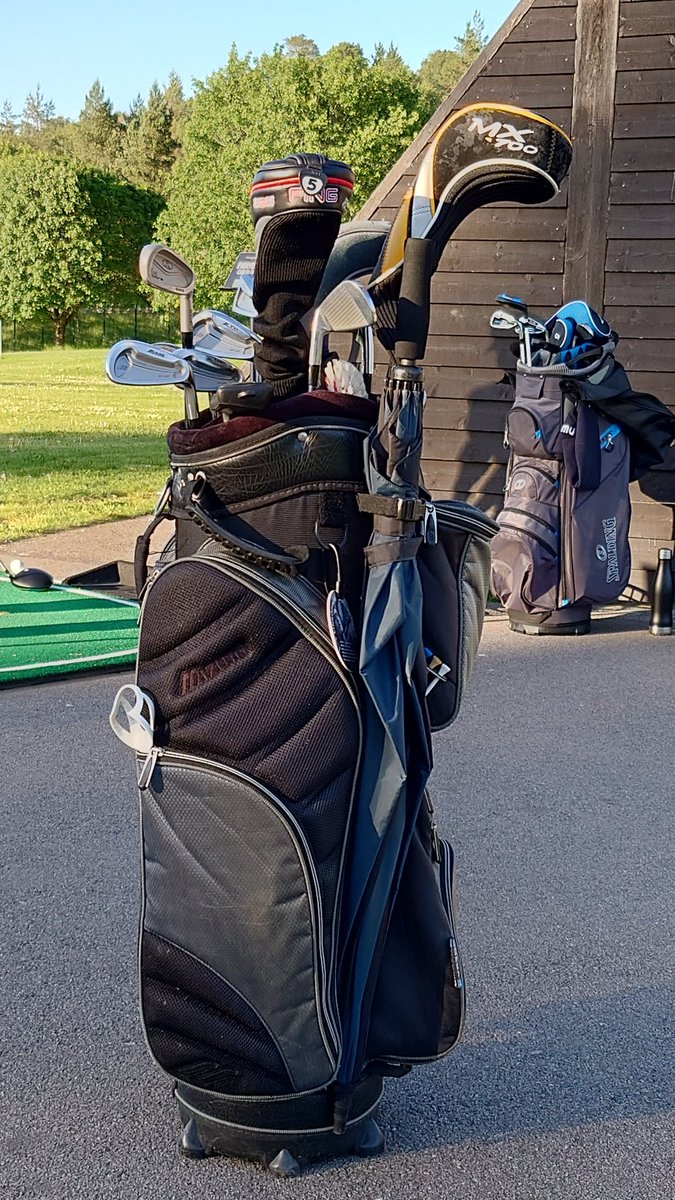 TNicklasson's tweet photo. @DABoooomB @o_tcas Tobias Baudin, iklädd golfbag, på hemligt uppdrag https://t.co/nNIwMDGIQk