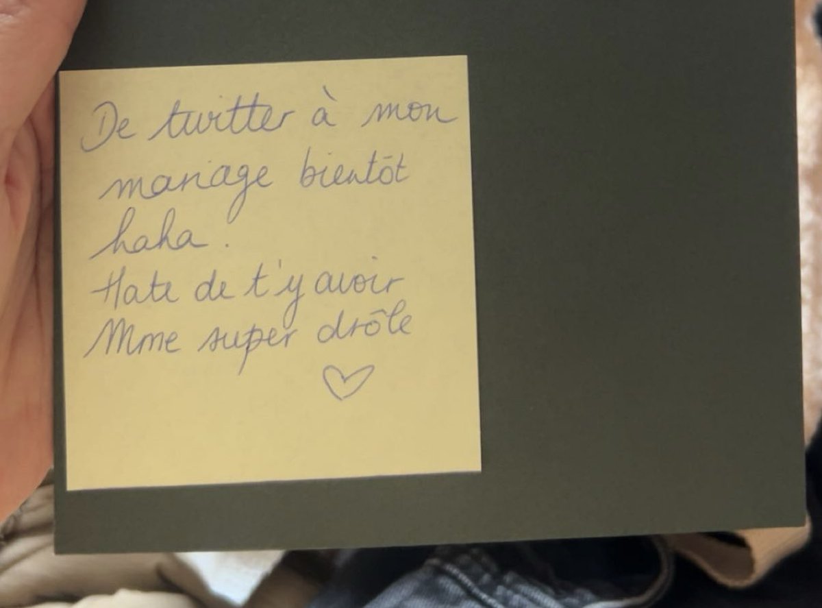akhlbb's tweet photo. Notre première rencontre avec ma copine de Twitter ça sera à son mariage Inch'Allah je suis émue 🥲 https://t.co/zXmW3c1yCQ