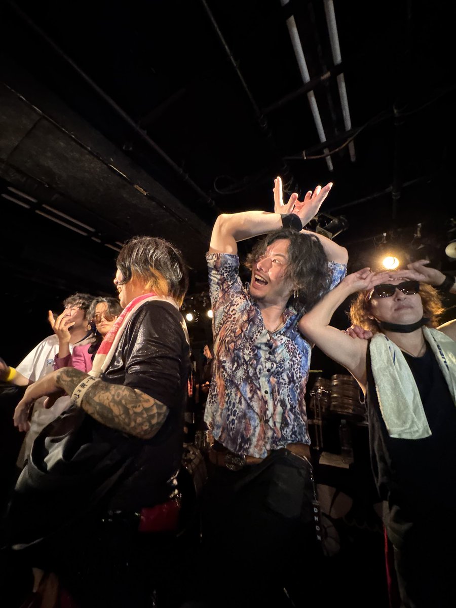 stone_usb's tweet photo. (O.A)VEGASPADE
何回か観てるはずなんだけど、いつも新鮮なの不思議！！
ドラムさんのシンバル、マキマキ方式だった！←正式名称何？！w
やっぱりあれはカッコいいな！！

十九代目梅雨将軍「爆音将軍」
@池袋Adm https://t.co/Joo5d0a1WQ