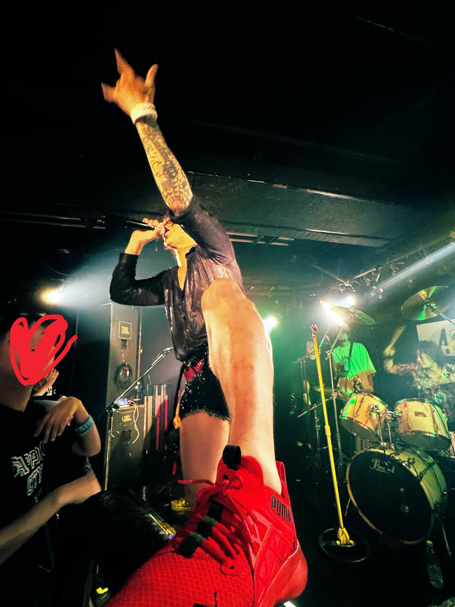 stone_usb's tweet photo. (O.A)VEGASPADE
何回か観てるはずなんだけど、いつも新鮮なの不思議！！
ドラムさんのシンバル、マキマキ方式だった！←正式名称何？！w
やっぱりあれはカッコいいな！！

十九代目梅雨将軍「爆音将軍」
@池袋Adm https://t.co/Joo5d0a1WQ
