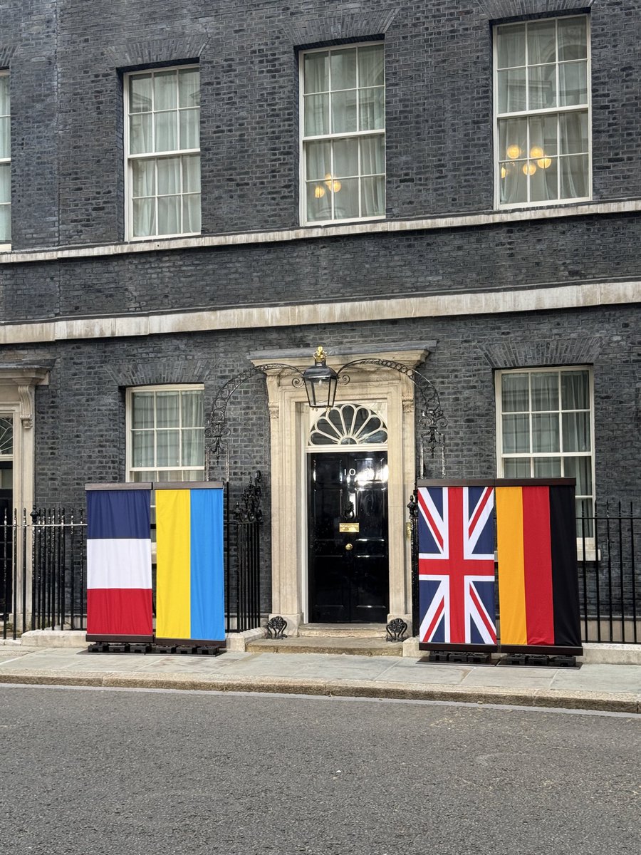 Ander_Bruckes's tweet photo. Downing Street. Summit tra UK, Francia, Germania e Ucraina.

Riempie di vergogna non vedere anche la bandiera italiana. https://t.co/FMojwFVJKe