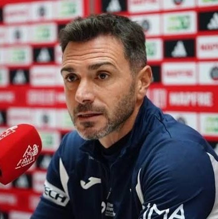Contrapresion's tweet photo. Adrián Colunga, nuevo entrenador del Algeciras CF para la próxima temporada. Primera Federación. El exdelantero asturiano sigue construyendo su carrera en los banquillos. ⚽
#Algeciras #PrimeraFederacion https://t.co/t2MKcYTEbc