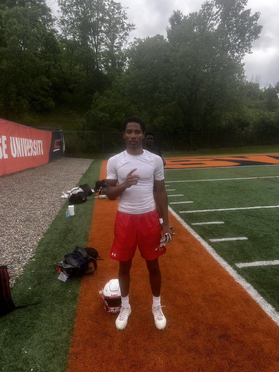 thereal_juice22's tweet photo. Thanks for having me @FranBrownCuse Had a great time showing off my talent at @CuseFootball 
#FRANchise #syracuse #syracusefootball https://t.co/5iRfNWMm9r