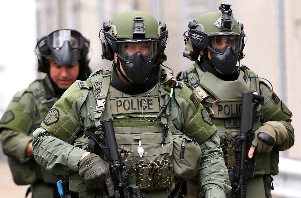 evasurga's tweet photo. WITHOUT CONTEXT
POLICE ARREST TEAM ◀️▶️ SOPHISTICATED BANKROBBER
#Protectors #Obstructor #NaturalEnemies https://t.co/oGhkigWiWc