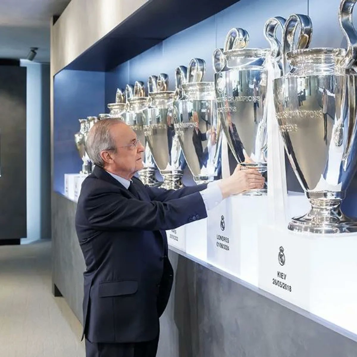 Javiiencinas's tweet photo. SÍ, DON FLORENTINO, EL DE LAS 7 CHAMPIONS.
Confío en que esto le haya servido para volver a ser el Florentino de siempre, por supuesto que le perdonamos estos últimos años, pero ahora es su turno, No nos falles Tito🤍 https://t.co/N5F0FpT9XL