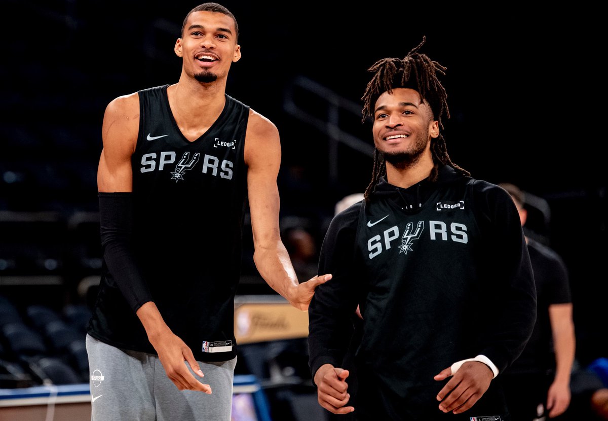spurs's tweet photo. Live from New York 🍎 https://t.co/GeKgtqvL1L