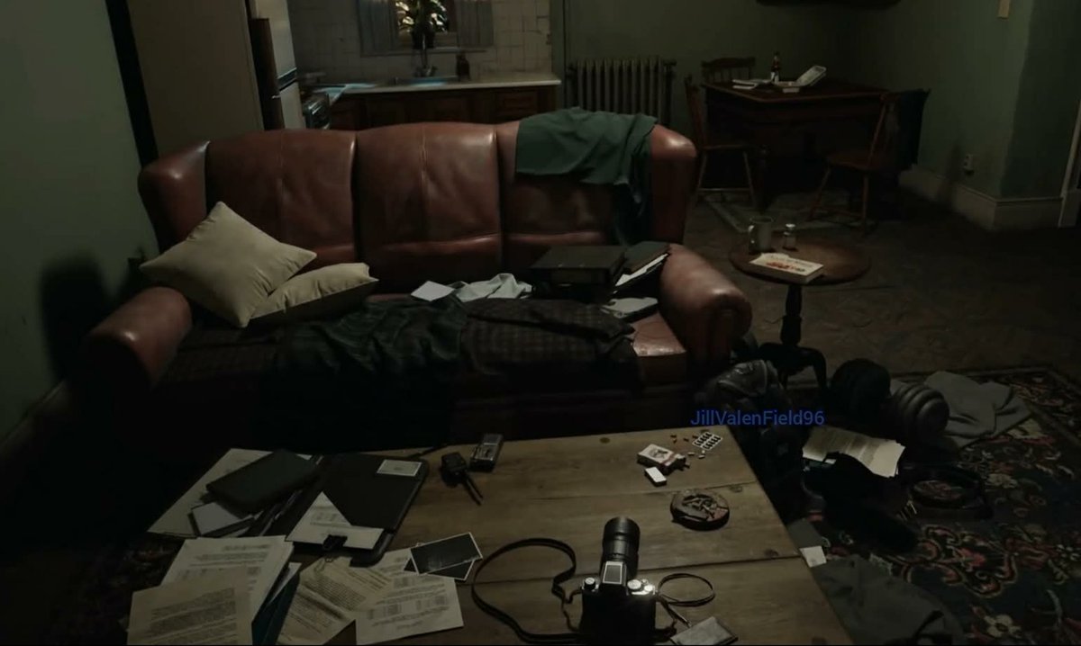 JillJVF96's tweet photo. 💙#ValenField Sunday post💚
In OG lore,#ChrisRedfield's flat is a mess due agents sent to eliminate him as #JillValentine found out while in #REVeronicaRemake the place reflects his PTSD following #RE1 events,like Jill's in #RE3R.
#ResidentEvil #REBHFun #REVR #バイオハザード https://t.co/vGneCinAiI