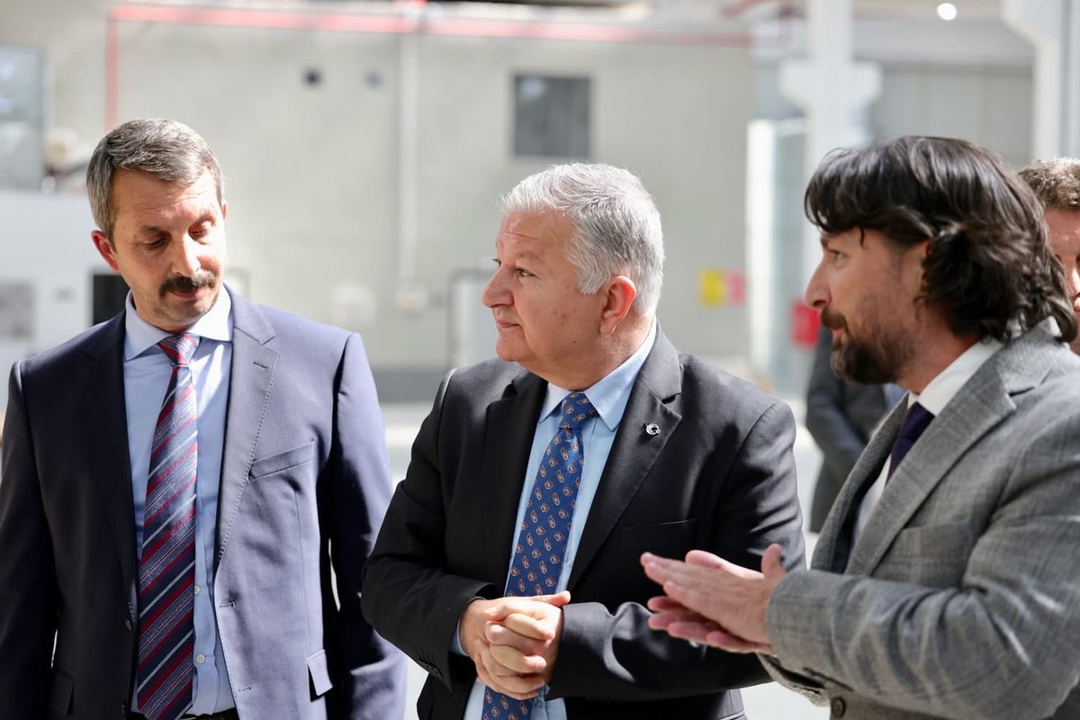 HACIERTAN's tweet photo. Aksaray Valimiz Sayın Murat Duru beyefendi, Erkoplas Aksaray fabrikamızı ziyaret etti. Değerli tecrübelerinden faydalandık. Yükselen ekonomimiz hakkında fikir alışverişinde bulunduk. Değerli ziyaretlerinden dolayı çok teşekkür ederiz.
@aksaray 
@HACIERTAN 
@erkoplastik https://t.co/oIflZyyums