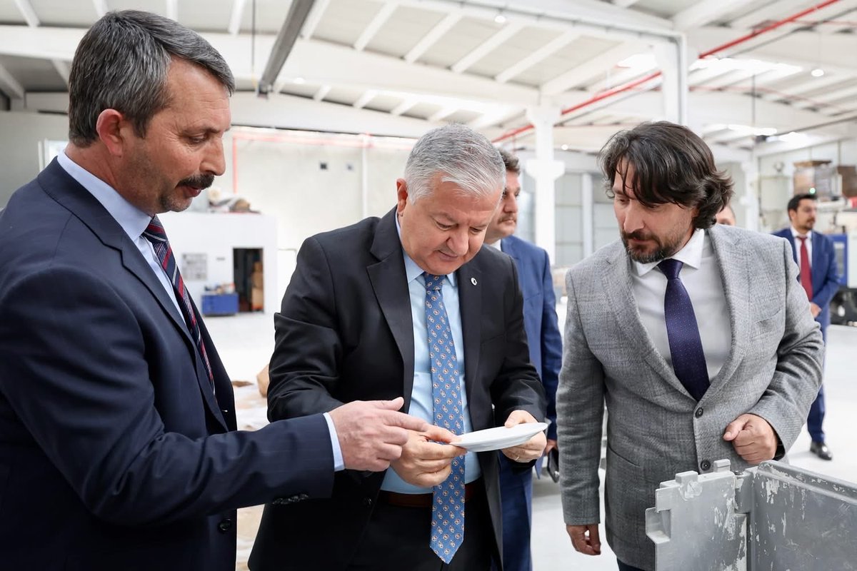 HACIERTAN's tweet photo. Aksaray Valimiz Sayın Murat Duru beyefendi, Erkoplas Aksaray fabrikamızı ziyaret etti. Değerli tecrübelerinden faydalandık. Yükselen ekonomimiz hakkında fikir alışverişinde bulunduk. Değerli ziyaretlerinden dolayı çok teşekkür ederiz.
@aksaray 
@HACIERTAN 
@erkoplastik https://t.co/oIflZyyums