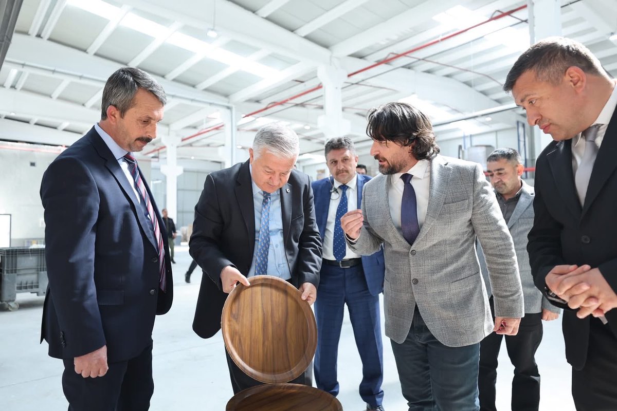 HACIERTAN's tweet photo. Aksaray Valimiz Sayın Murat Duru beyefendi, Erkoplas Aksaray fabrikamızı ziyaret etti. Değerli tecrübelerinden faydalandık. Yükselen ekonomimiz hakkında fikir alışverişinde bulunduk. Değerli ziyaretlerinden dolayı çok teşekkür ederiz.
@aksaray 
@HACIERTAN 
@erkoplastik https://t.co/oIflZyyums