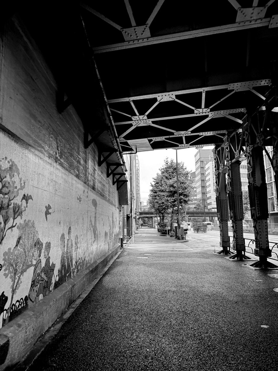 ytworks7's tweet photo. A rainy Monday.
#monochrome #streetsnap 
#photography #ytworks #iPhone https://t.co/sCXPIv70bs