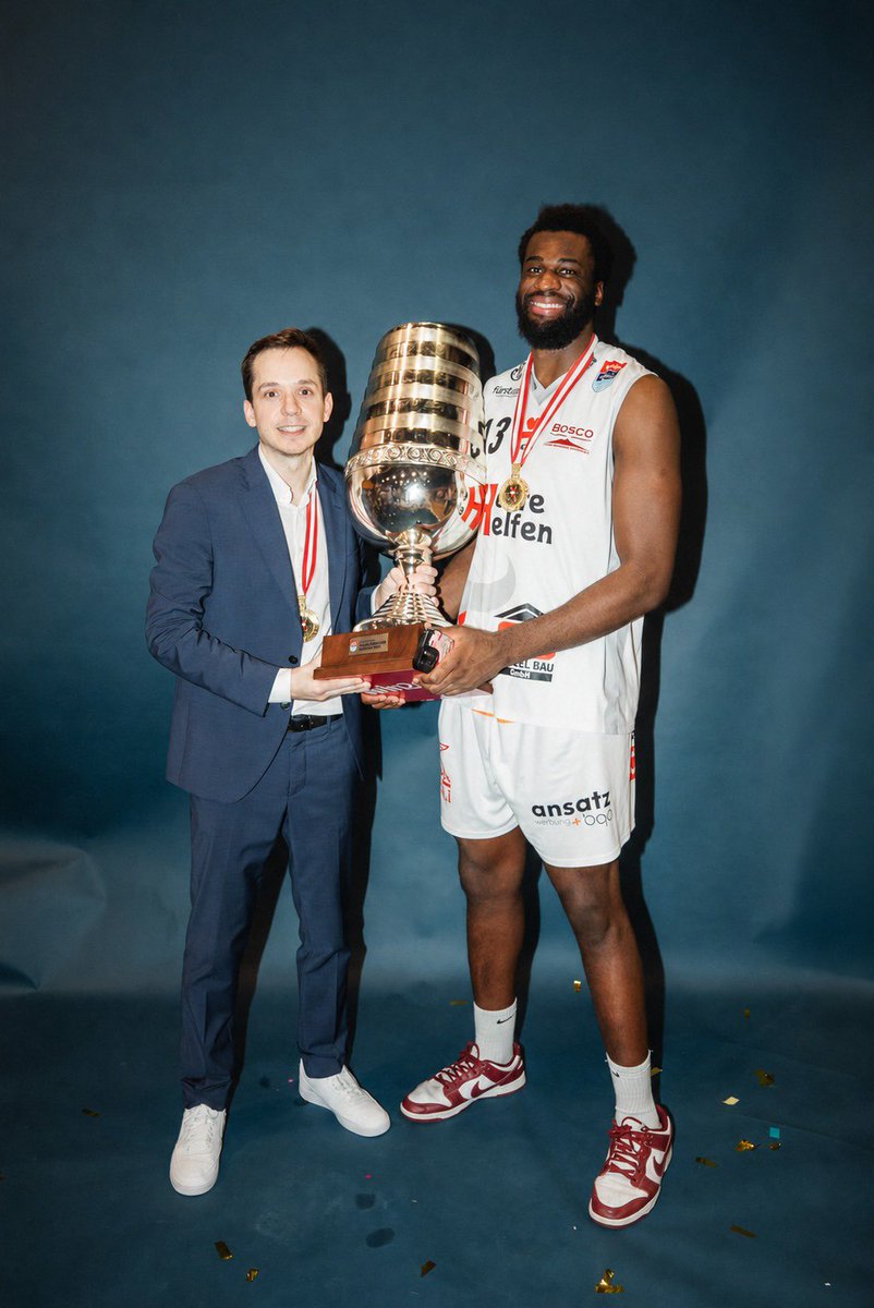 baloncestoSDP's tweet photo. 💙 Desde el C. B. Ciudad de Ponferrada felicitamos a @FerMerchante y a Ryan Lobreau, quienes han logrado hacerse con el campeonato de primera división de la liga austriaca 🇦🇹

¡Enhorabuena! 👏

#25AñosCDP #SomosSDP https://t.co/UiU3zaE22e