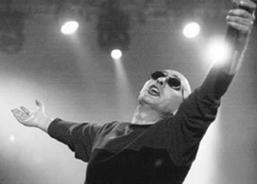 arilijalad's tweet photo. Con el rostro gustoso
Sin máscara que tape el mohín de tu desdén
Con los puños en alto deseando al final
Hacer la revolución con una canción de amor

Hay tantas partes tan lindas
Sin tu traición
Y el mundo sigue girando
Aún sin tu amor https://t.co/CtpZutydN4