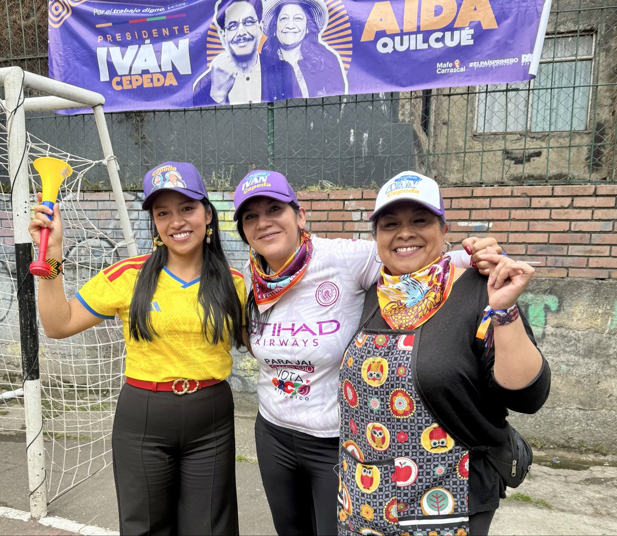 sandra_chindoy's tweet photo. 🔴Lo más bello hoy, campaña en los barrios populares de Bogotá. Volví a mi barrio Mariscal Sucre en Chapinero. Los cerros orientales avanzan con la campaña en segunda vuelta, las ollas comunitarias nos darán la victoria en segunda vuelta @IvanCepedaCast https://t.co/hHnuRrdSYn