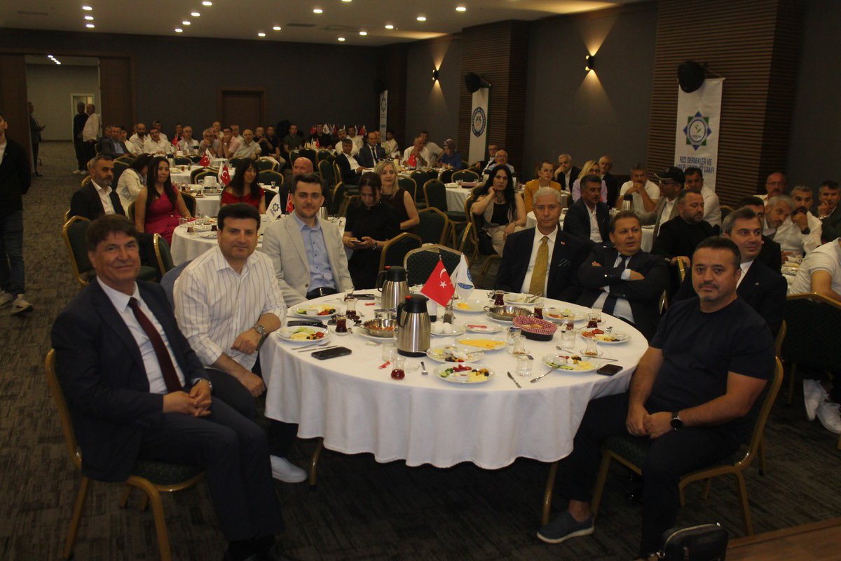 nurettin_yiyit's tweet photo. 2-5 Temmuz’da İstanbul Havalimanı Millet Bahçesi’nde düzenlenecek olan Bartın Tanıtım Günleri öncesinde Bartınlı hemşehrilerimizle bir araya geldik. #bartın #tanıtımgünleri #barfed https://t.co/9epsRFW2Mr