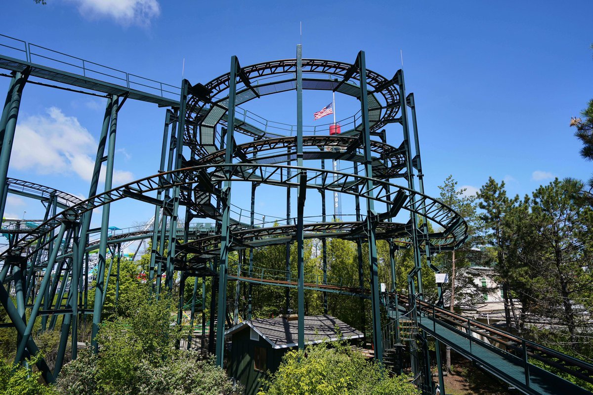 marcusleshock's tweet photo. WHIZZER at Six Flags Great America is the best starter coaster I have ever ridden. 

Has a decent height, but the spiral lift makes it less scary. 

Seats are very comfortable and kids can sit WITH their guardian hanging on to them. 

Coaster has good speed and banked turns without big airtime moments that can feel scary. 

It’s fun for all ages and re-rideable. The perfect starter coaster.