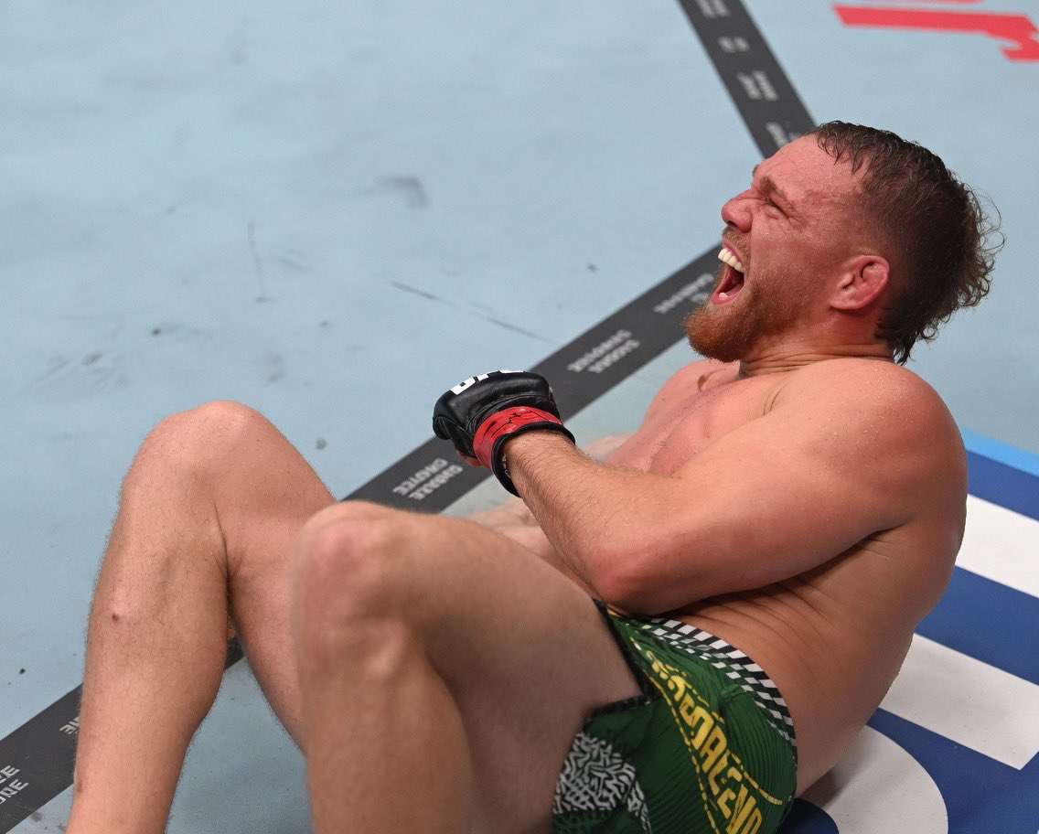 UfcRankingWatch's tweet photo. @Synonymous_CLAY @BoldClips AB was one calf kick away from https://t.co/RABMaBW1Rw