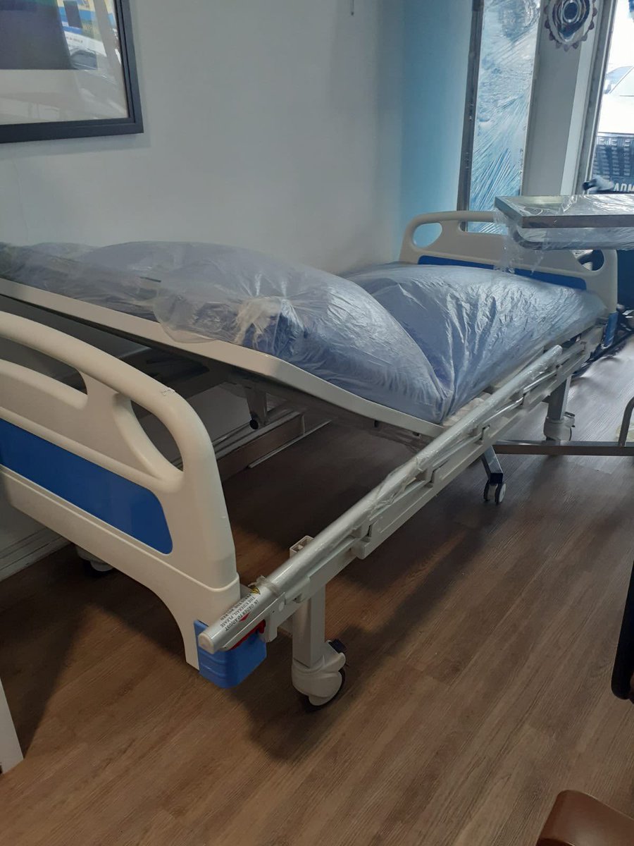 MiryAyala's tweet photo. Vendo Cama Hospitalaria manual con dos funciones, basculable en respaldar y piernas, colchón hospitalario impermeable, atril desmontable, 6 meses de uso, impecable como nueva. https://t.co/8YkZbEDR5z