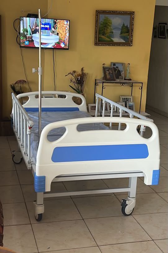 MiryAyala's tweet photo. Vendo Cama Hospitalaria manual con dos funciones, basculable en respaldar y piernas, colchón hospitalario impermeable, atril desmontable, 6 meses de uso, impecable como nueva. https://t.co/8YkZbEDR5z
